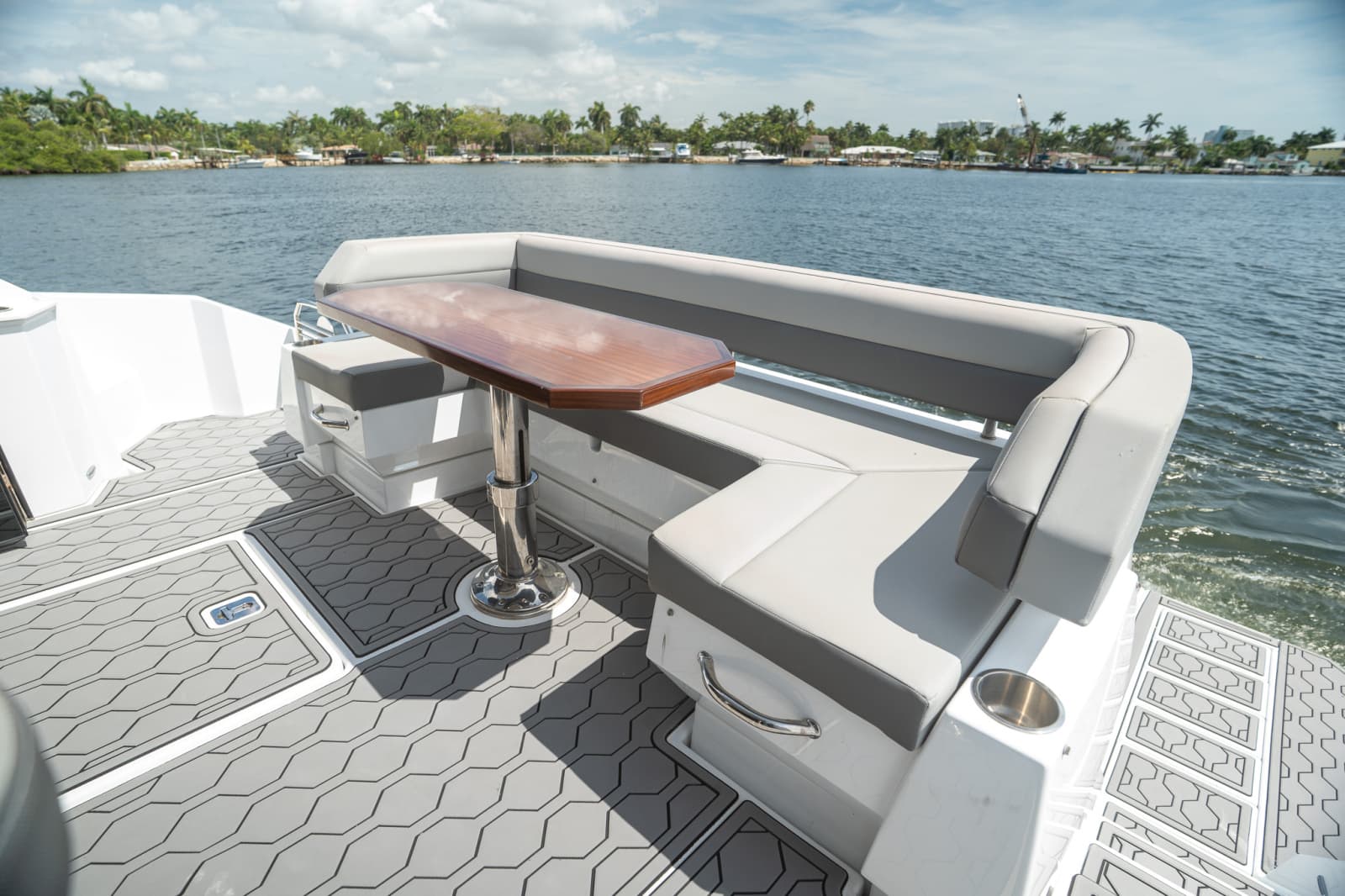 2023 Cruisers Yachts 50 C - Photo 47