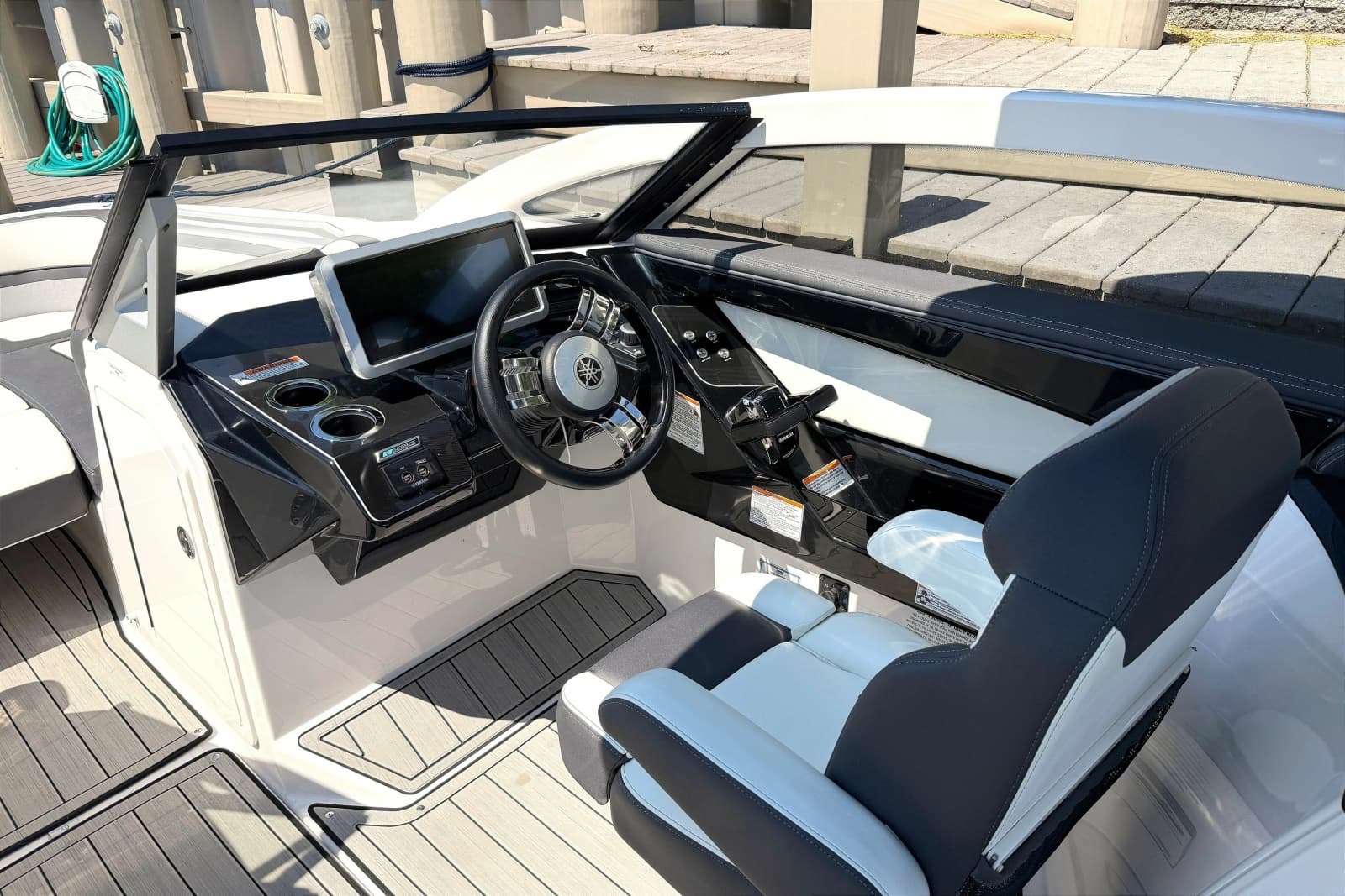 2023 Yamaha Boats 275SE - Photo 13