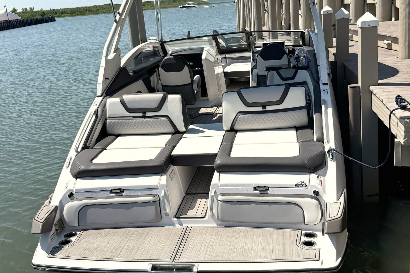 2023 Yamaha Boats 275SE - Photo 8