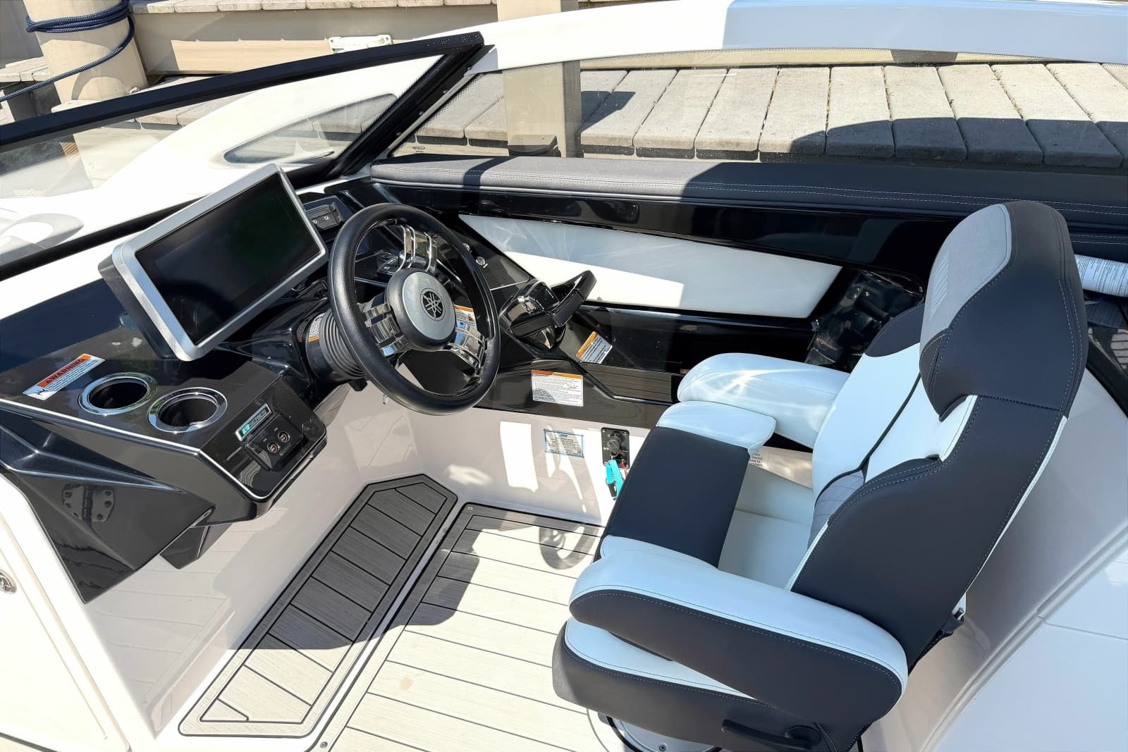 2023 Yamaha Boats 275SE - Photo 12