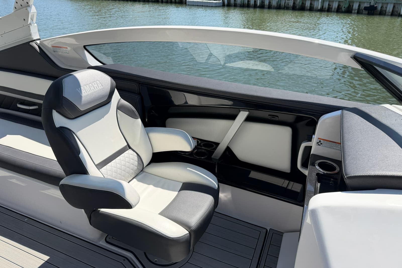 2023 Yamaha Boats 275SE - Photo 17