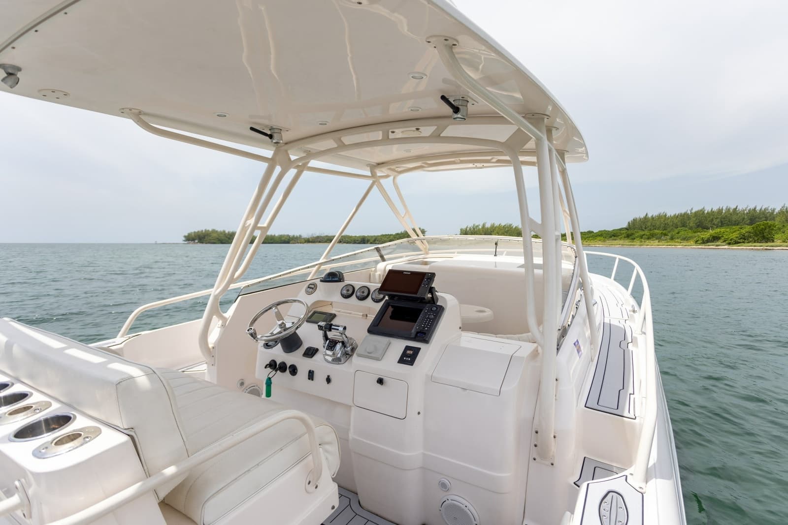 2006 Intrepid 348 Walkaround - Photo 29
