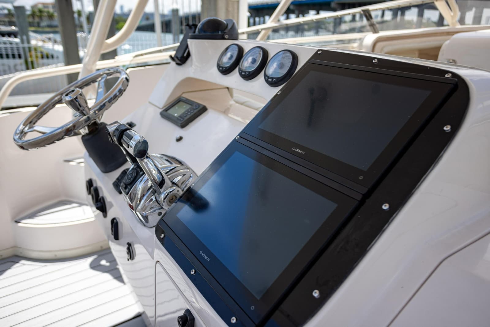 2006 Intrepid 348 Walkaround - Photo 26