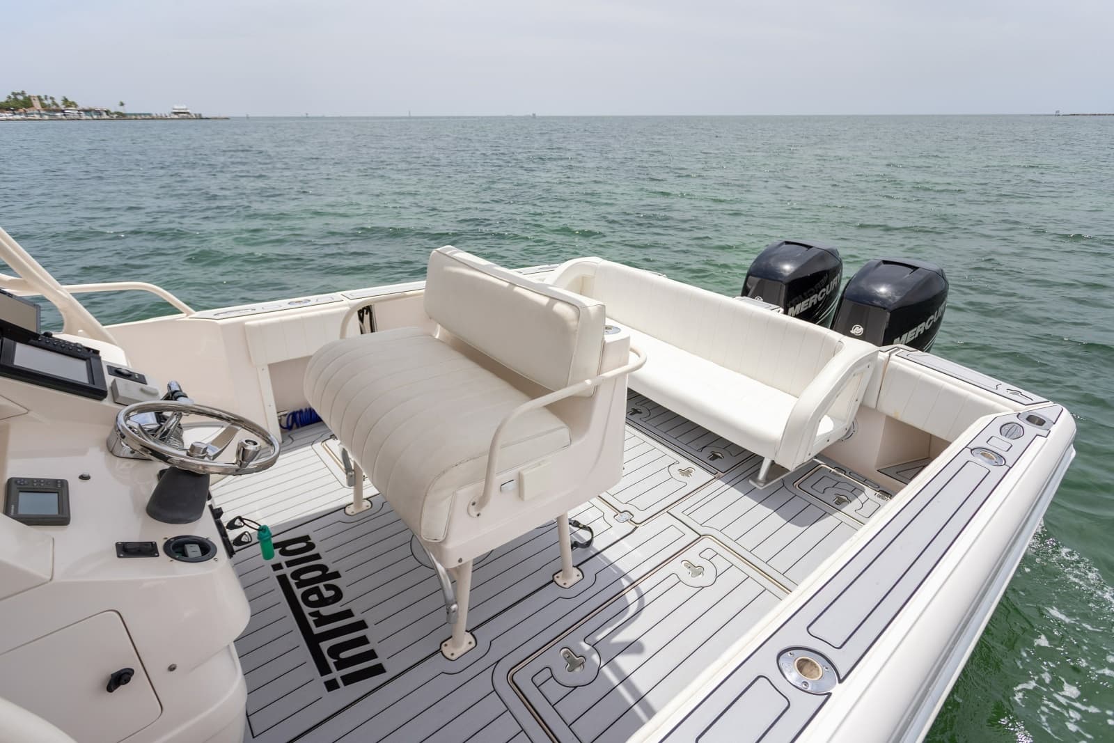 2006 Intrepid 348 Walkaround - Photo 31