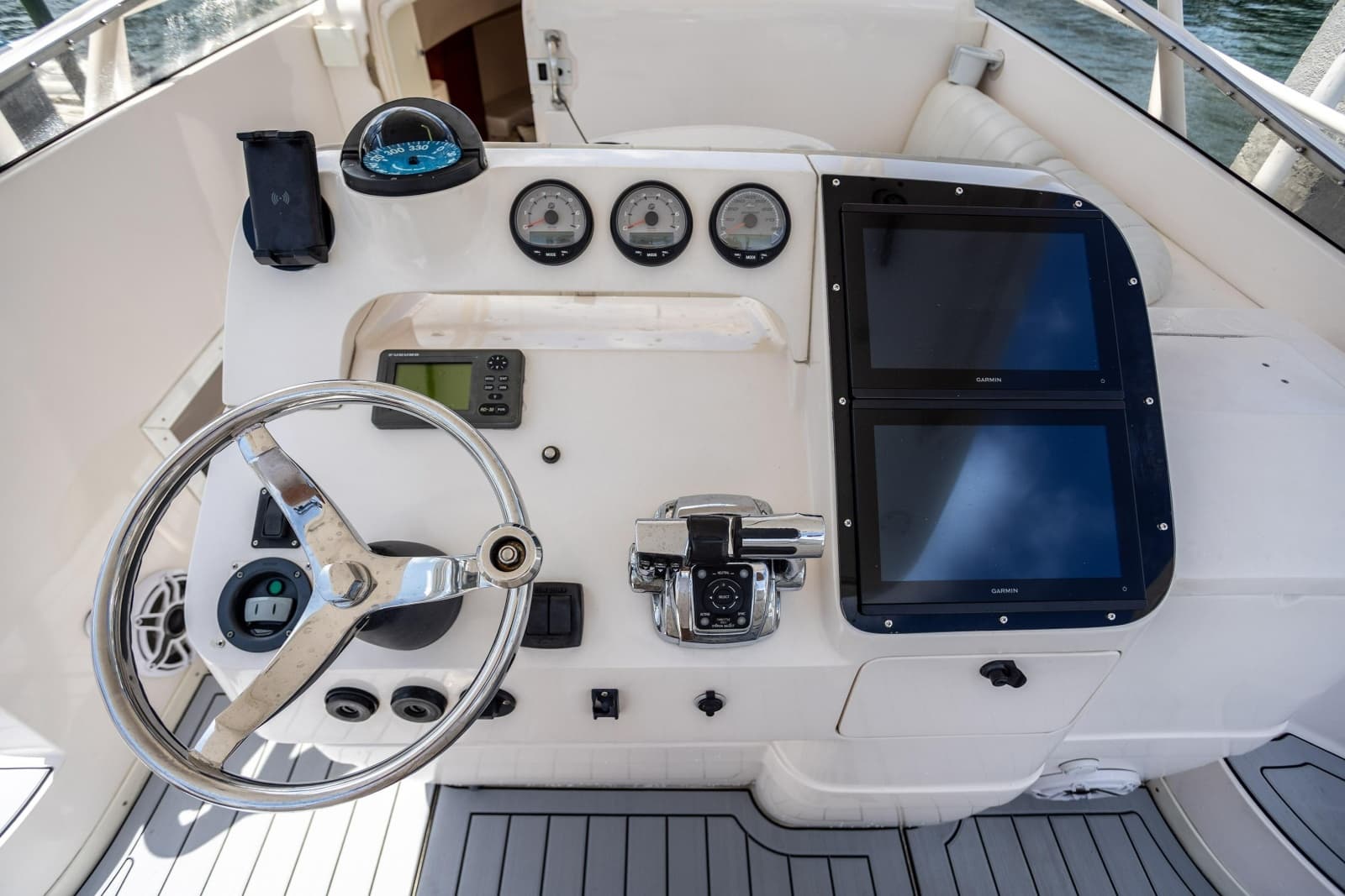 2006 Intrepid 348 Walkaround - Photo 25