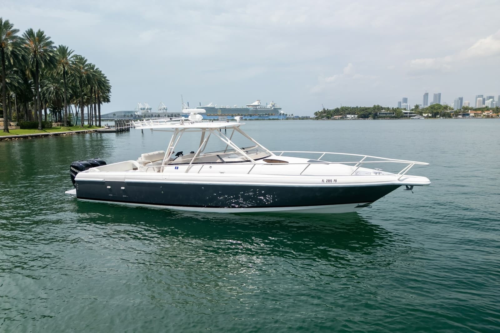 2006 Intrepid 348 Walkaround - Photo 1