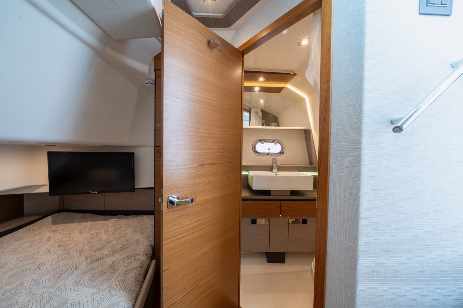 2024 Tiara Yachts 43 LS - Photo 28