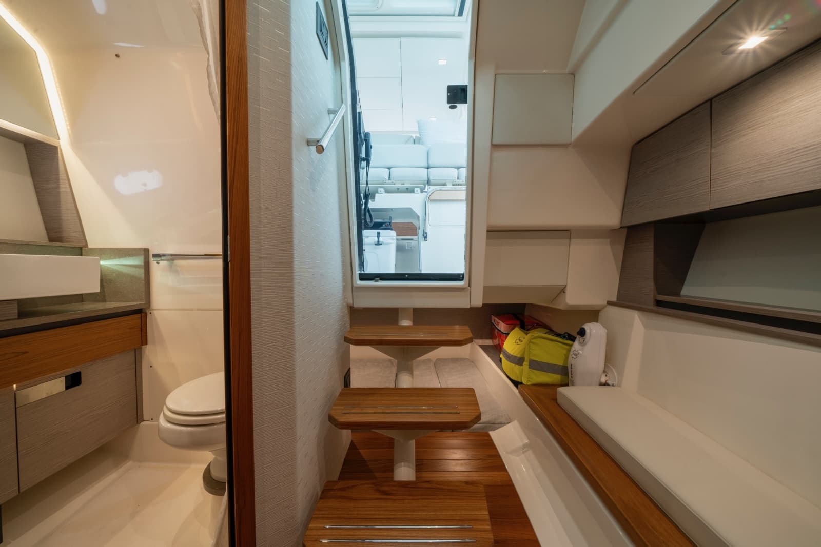 2024 Tiara Yachts 43 LS - Photo 29