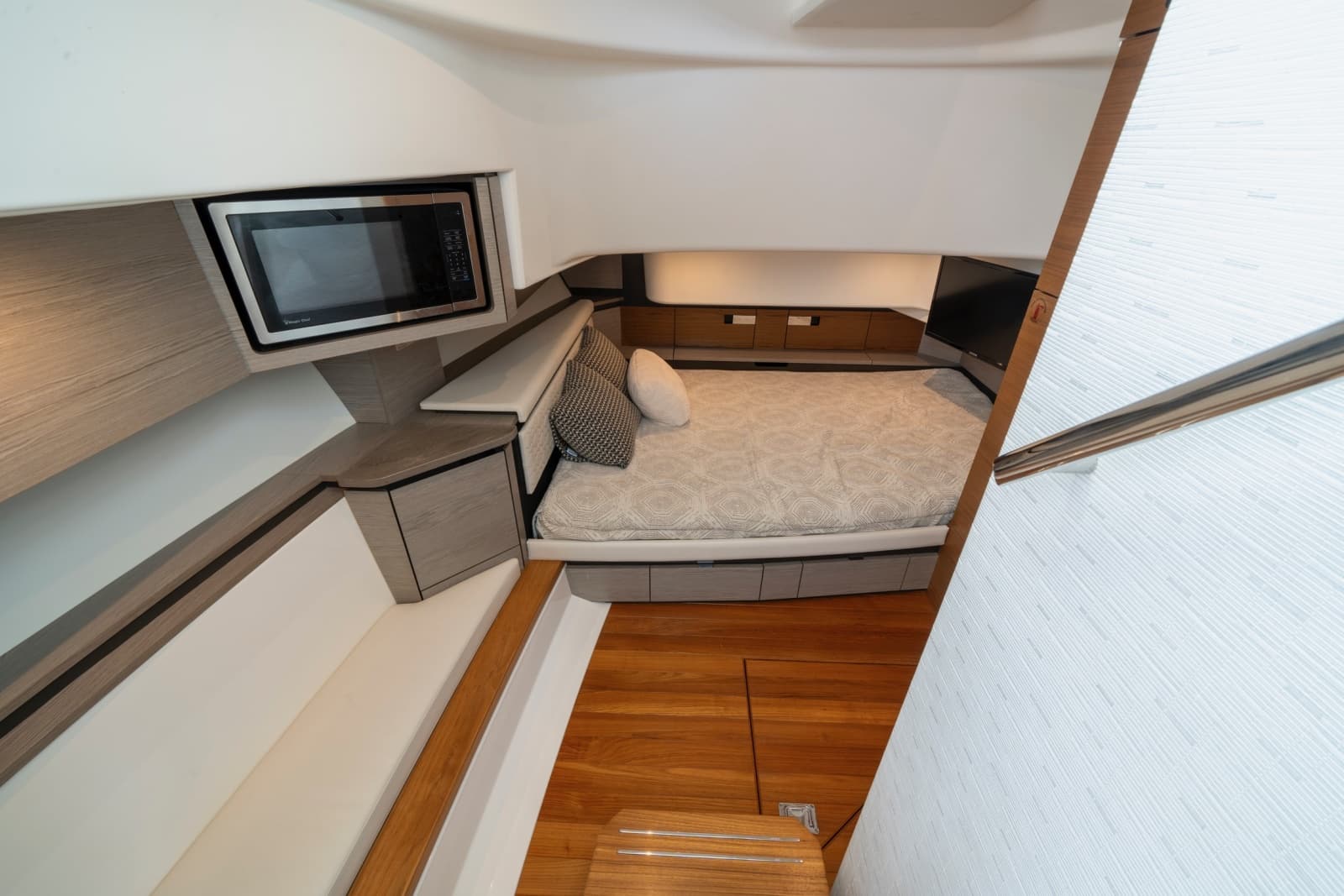 2024 Tiara Yachts 43 LS - Photo 27