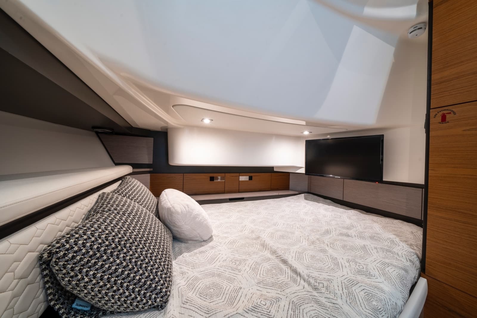 2024 Tiara Yachts 43 LS - Photo 33