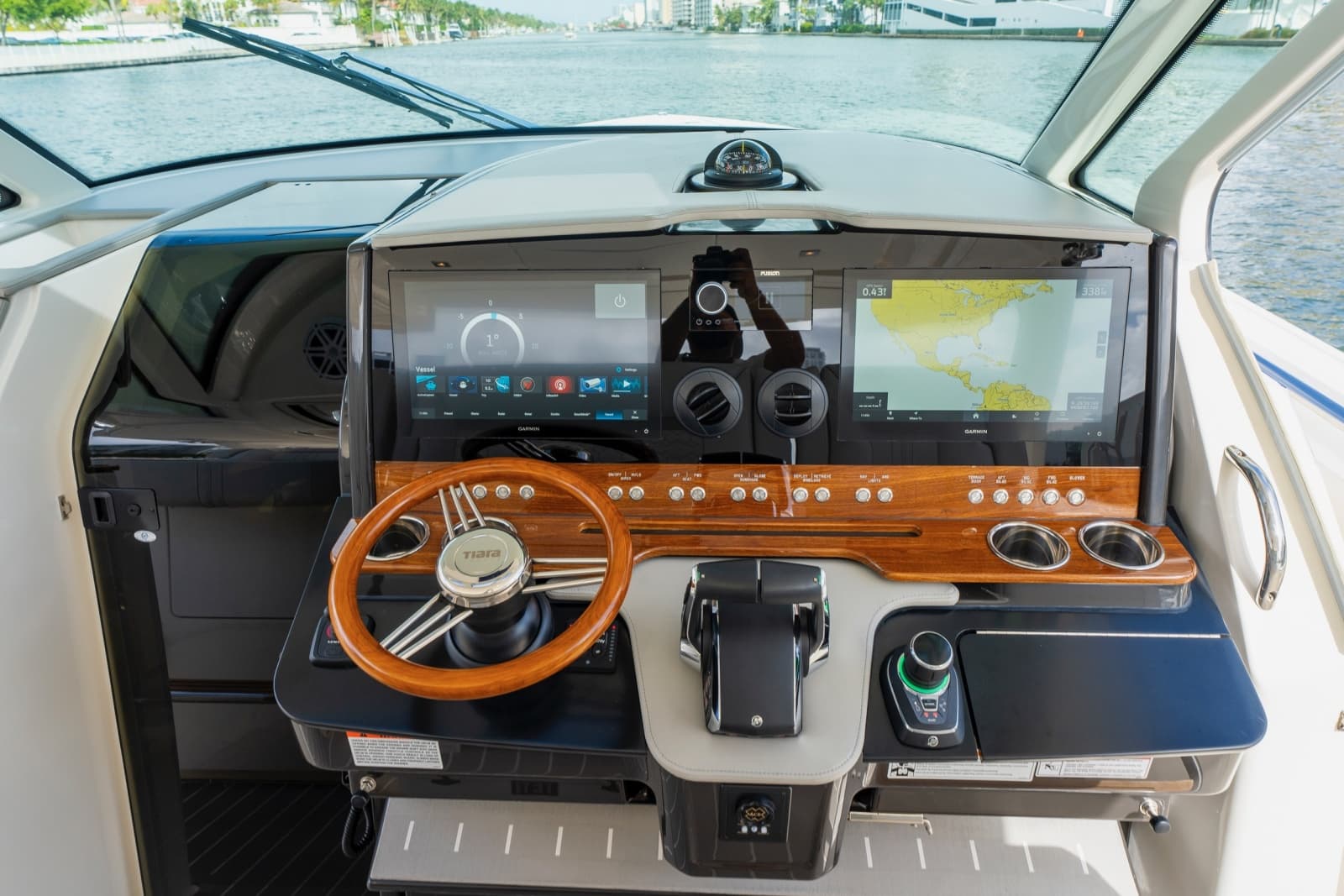 2024 Tiara Yachts 43 LS - Photo 15