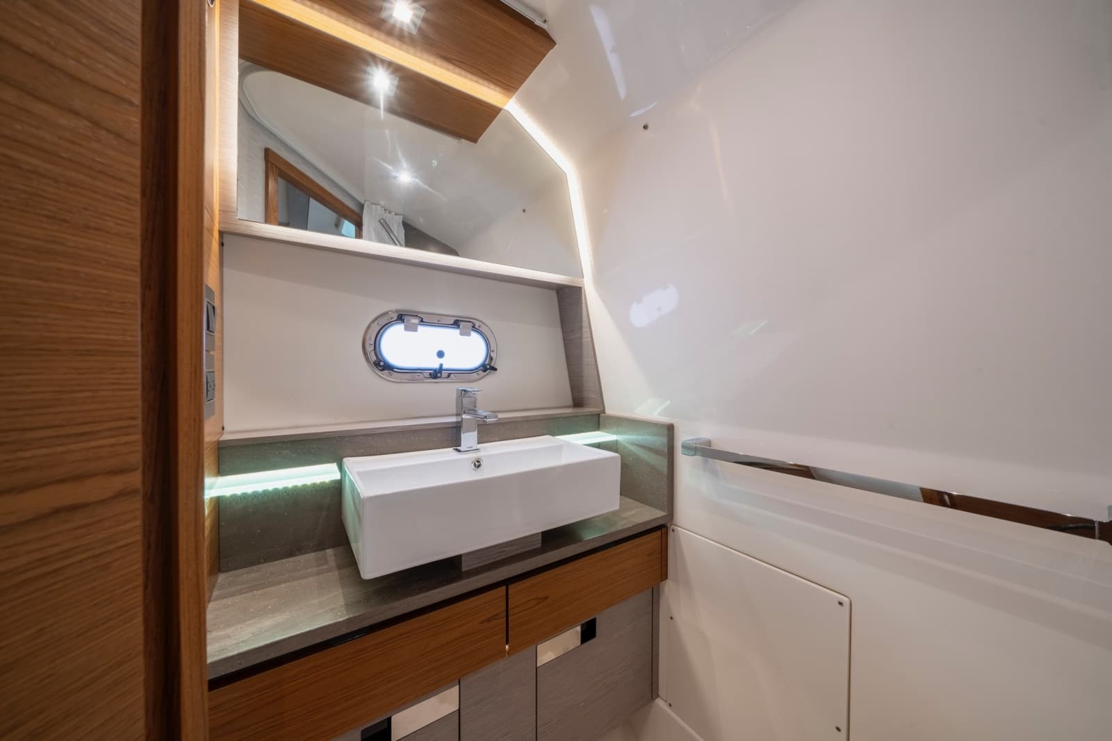 2024 Tiara Yachts 43 LS - Photo 32