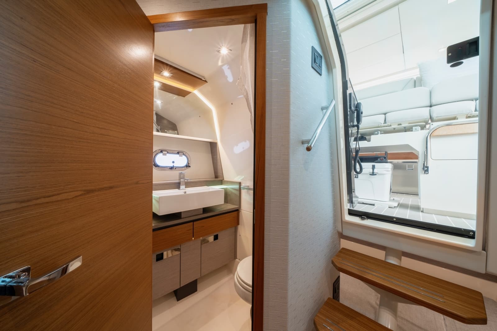 2024 Tiara Yachts 43 LS - Photo 31