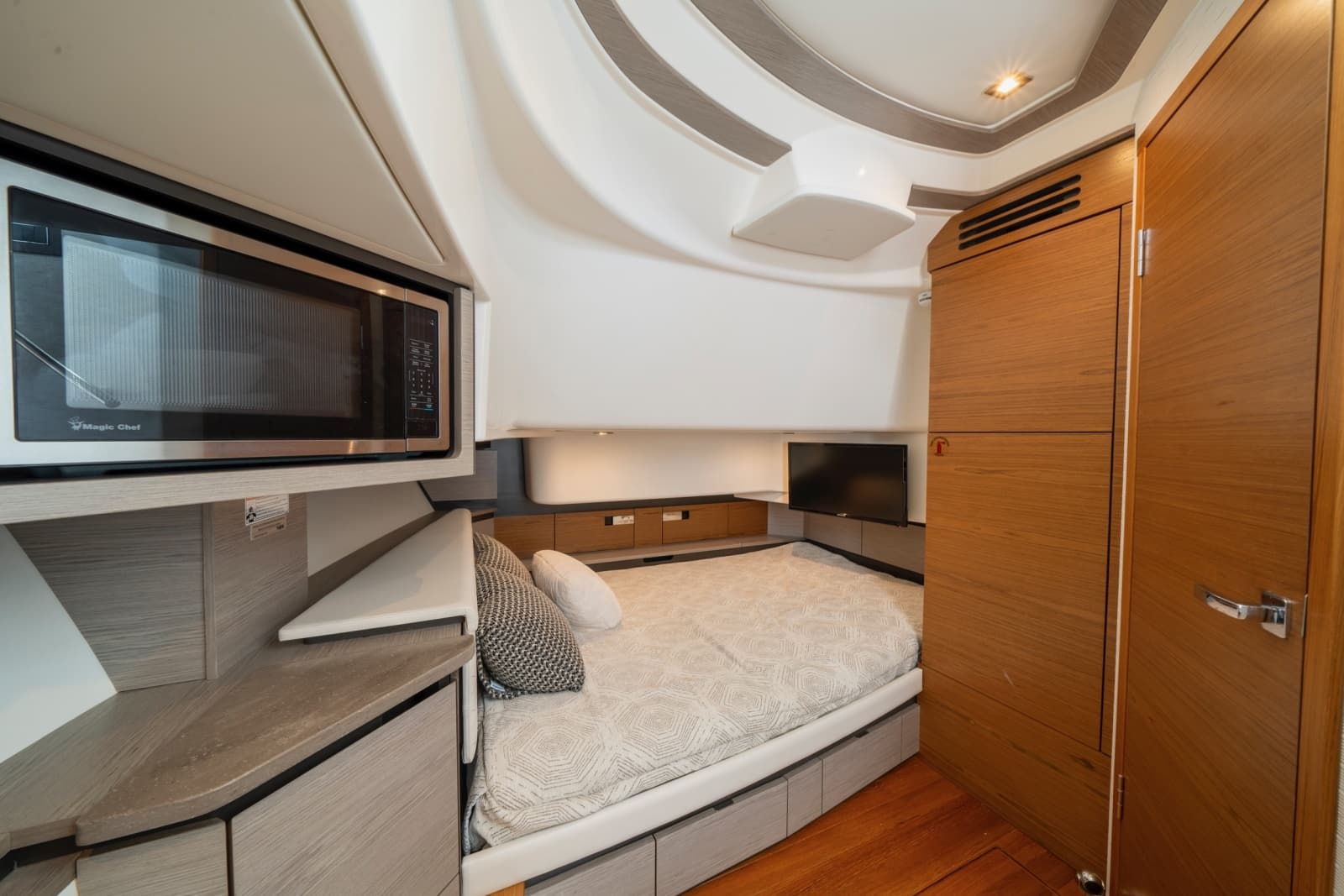 2024 Tiara Yachts 43 LS - Photo 30