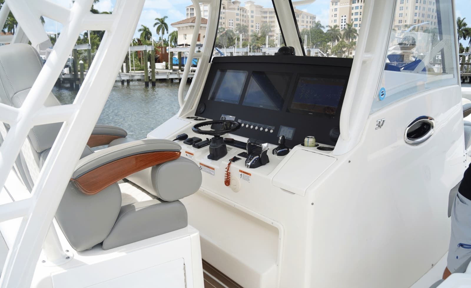 2024 Regulator 37 - Photo 14