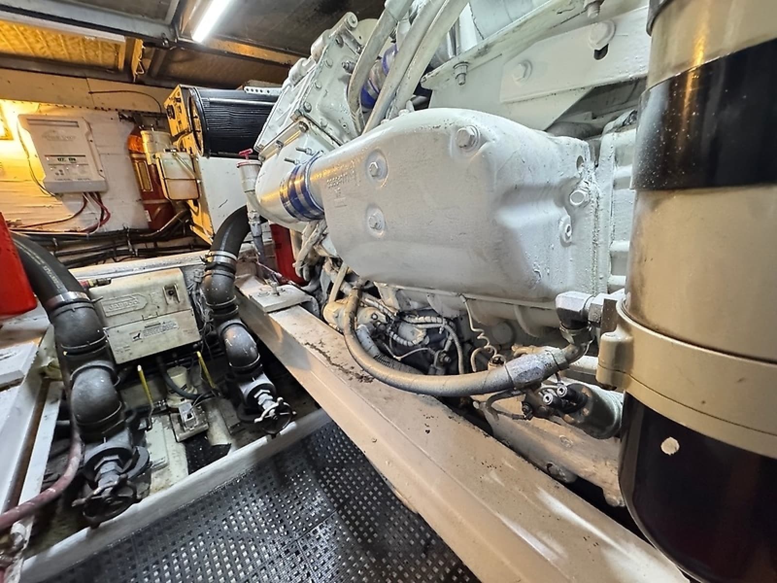 1990 Viking 43 Convertible - Photo 22