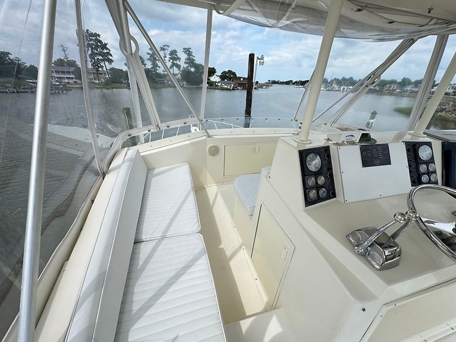 1990 Viking 43 Convertible - Photo 32