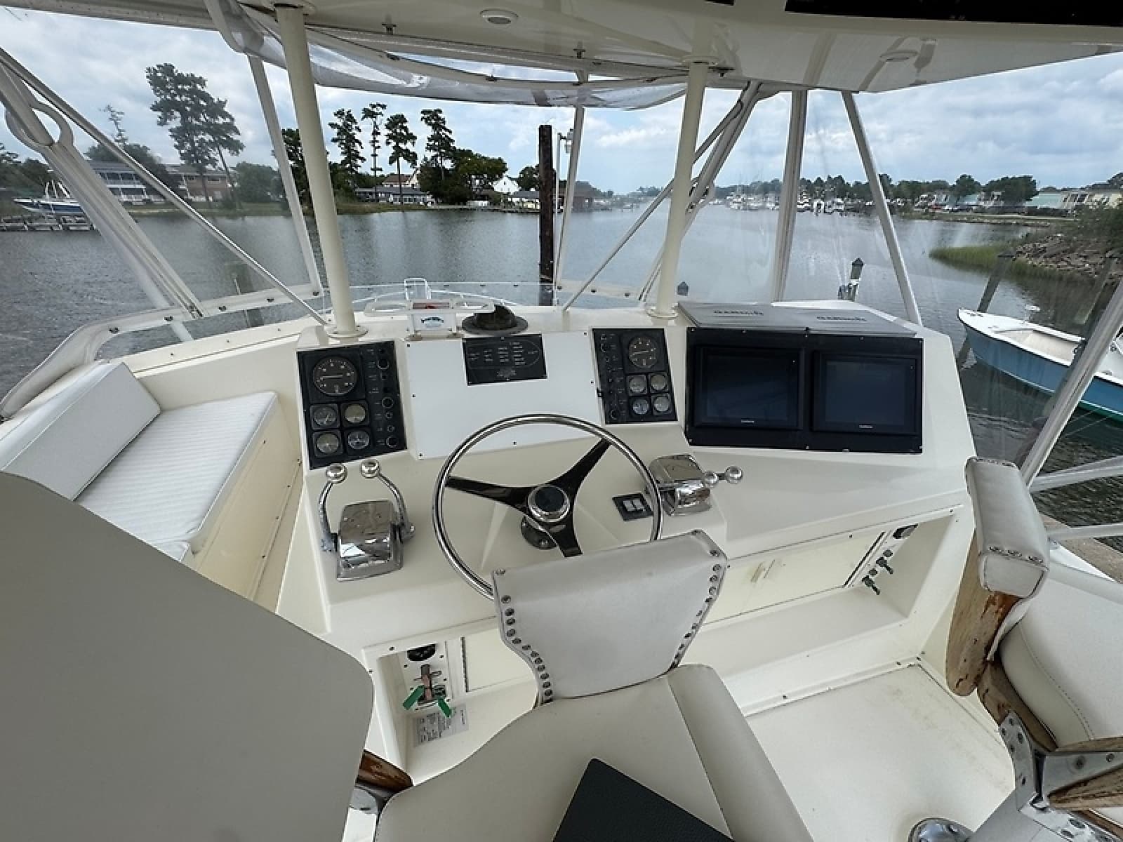 1990 Viking 43 Convertible - Photo 31