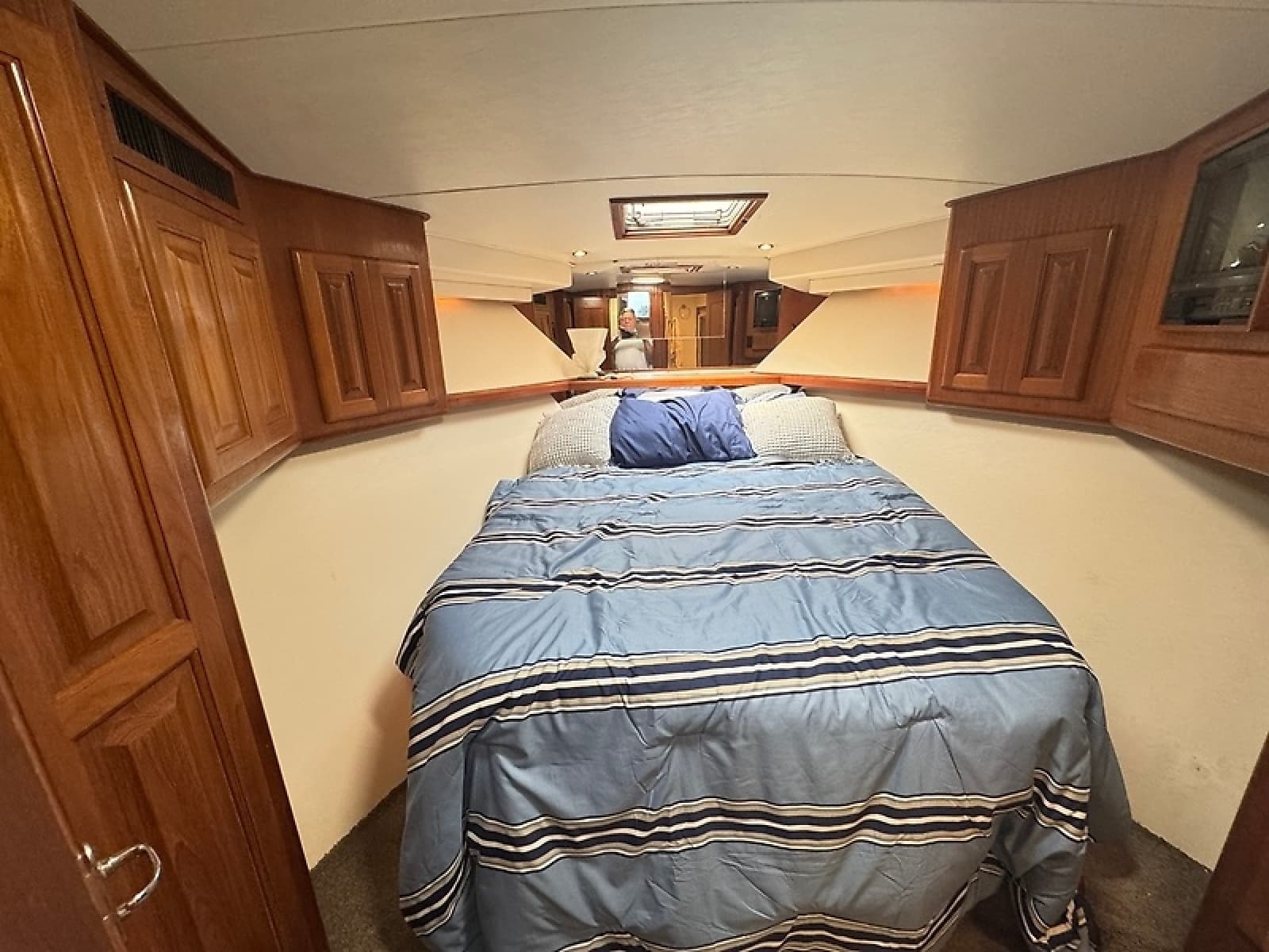 1990 Viking 43 Convertible - Photo 9