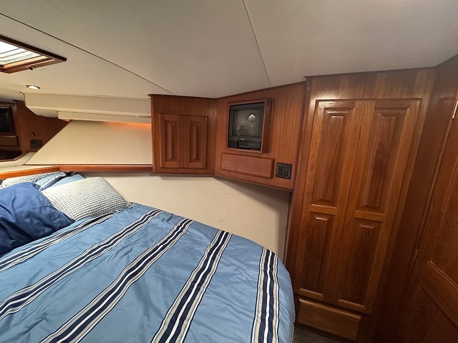 1990 Viking 43 Convertible - Photo 10