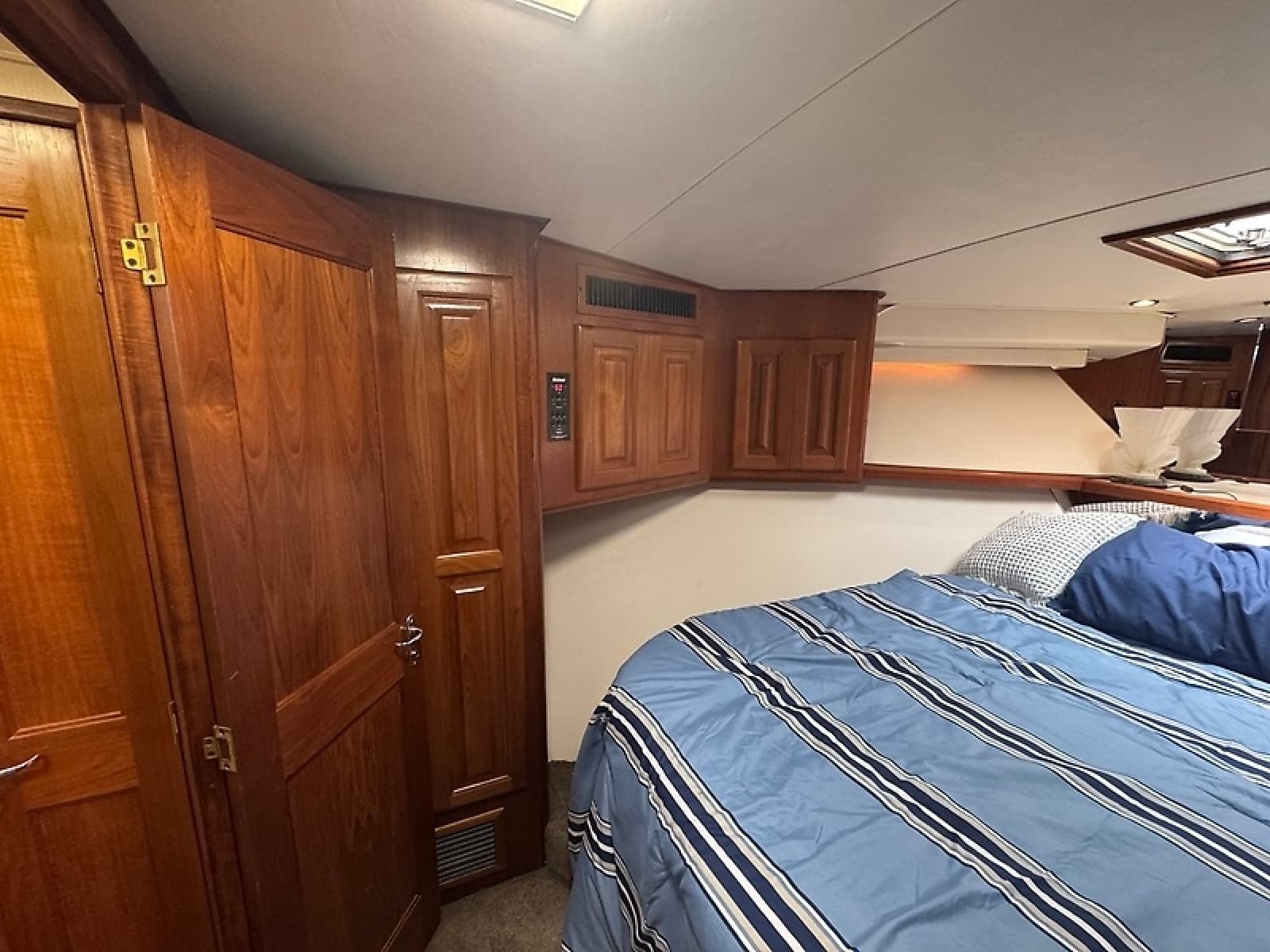 1990 Viking 43 Convertible - Photo 11