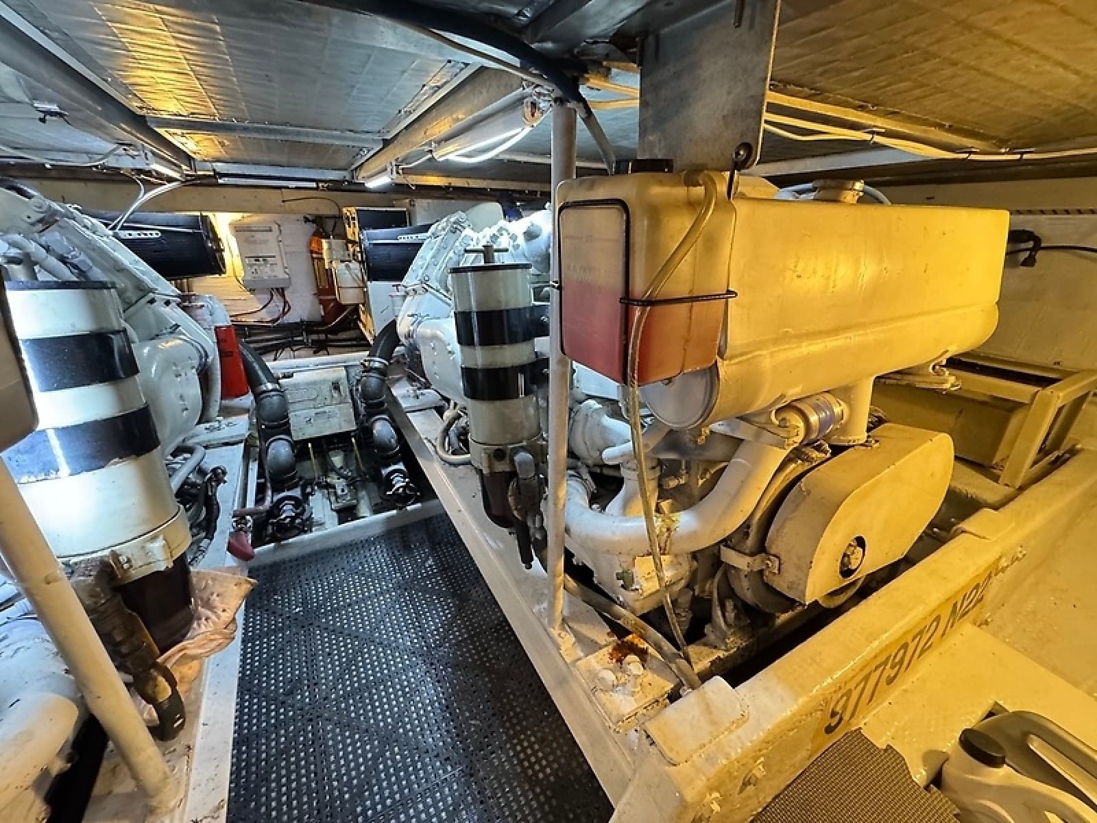 1990 Viking 43 Convertible - Photo 17