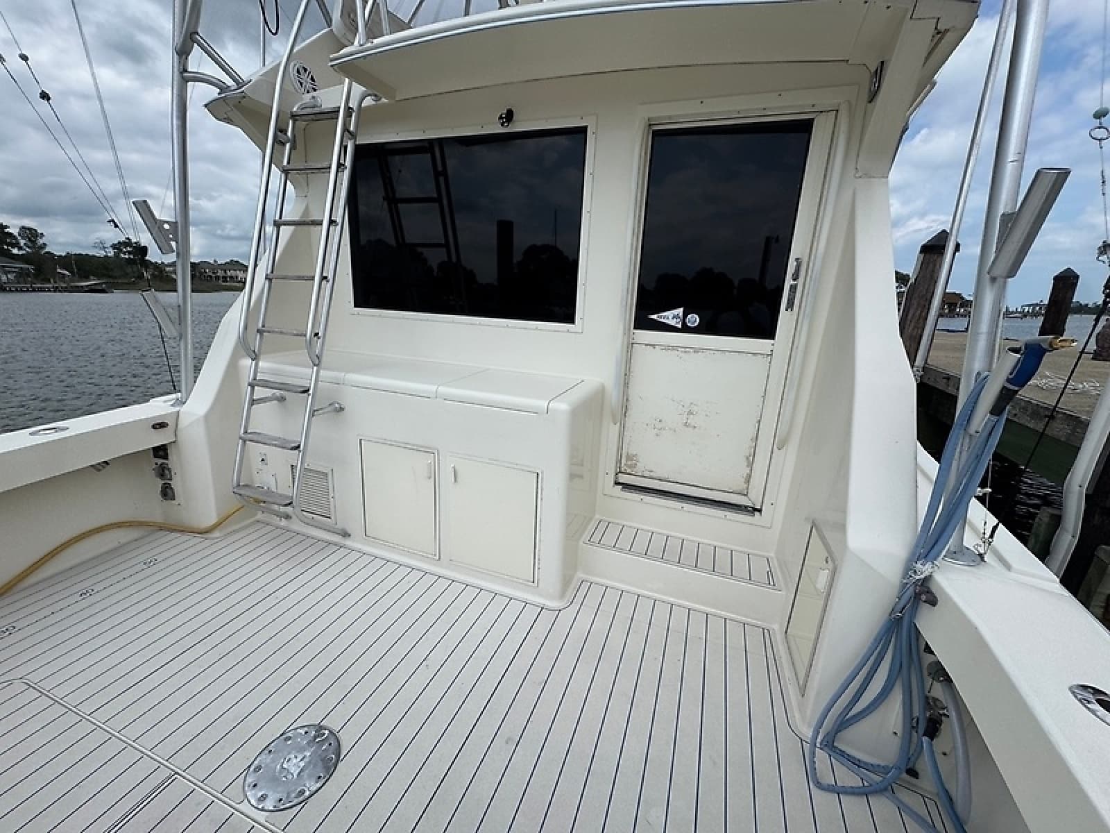 1990 Viking 43 Convertible - Photo 27