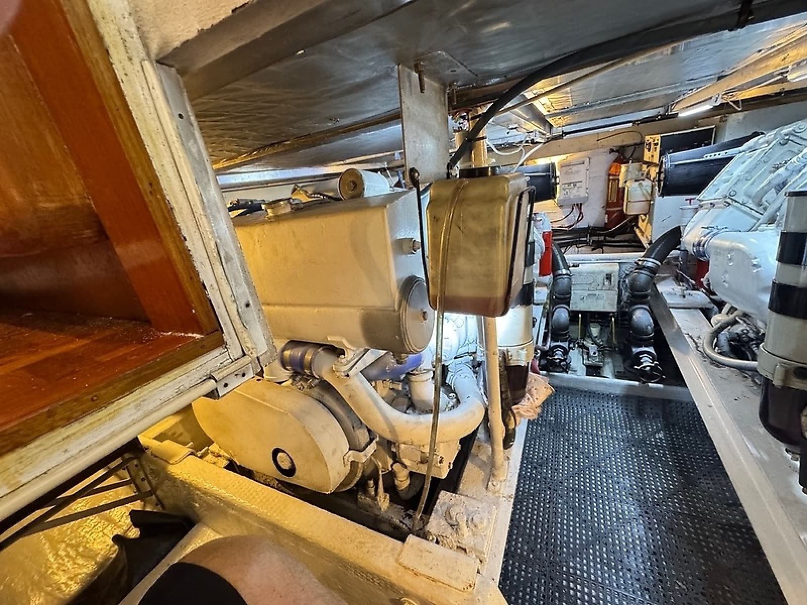 1990 Viking 43 Convertible - Photo 18