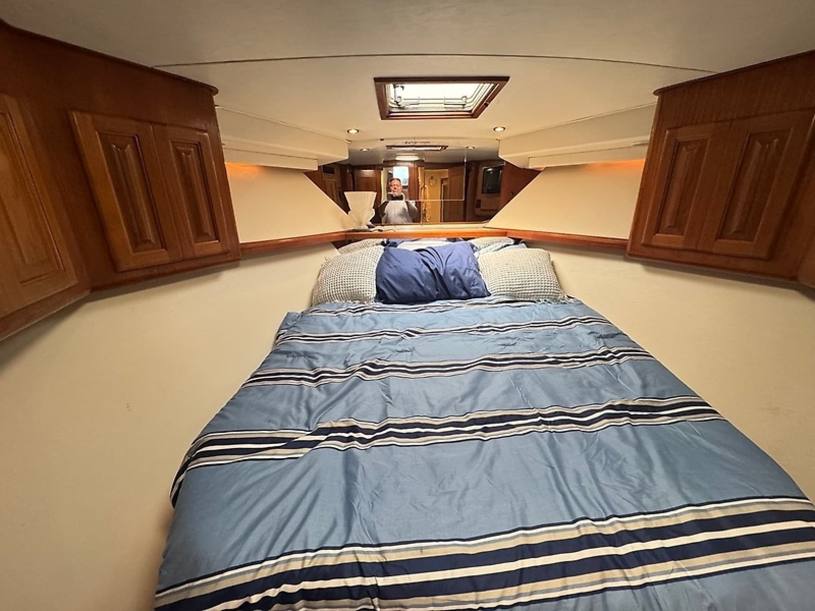 1990 Viking 43 Convertible - Photo 8