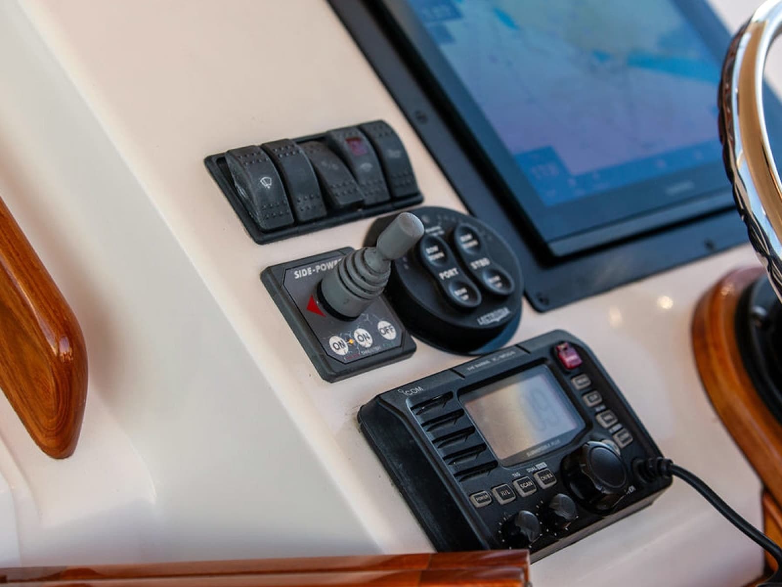 2007 Hunt Yachts Surfhunter 29 - Photo 13