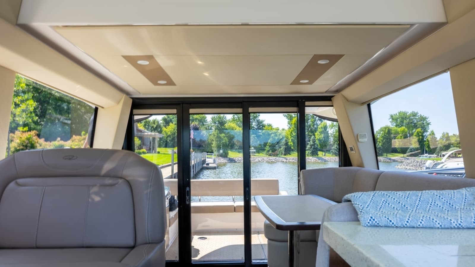 2018 Regal 42 Grand Coupe - Photo 16