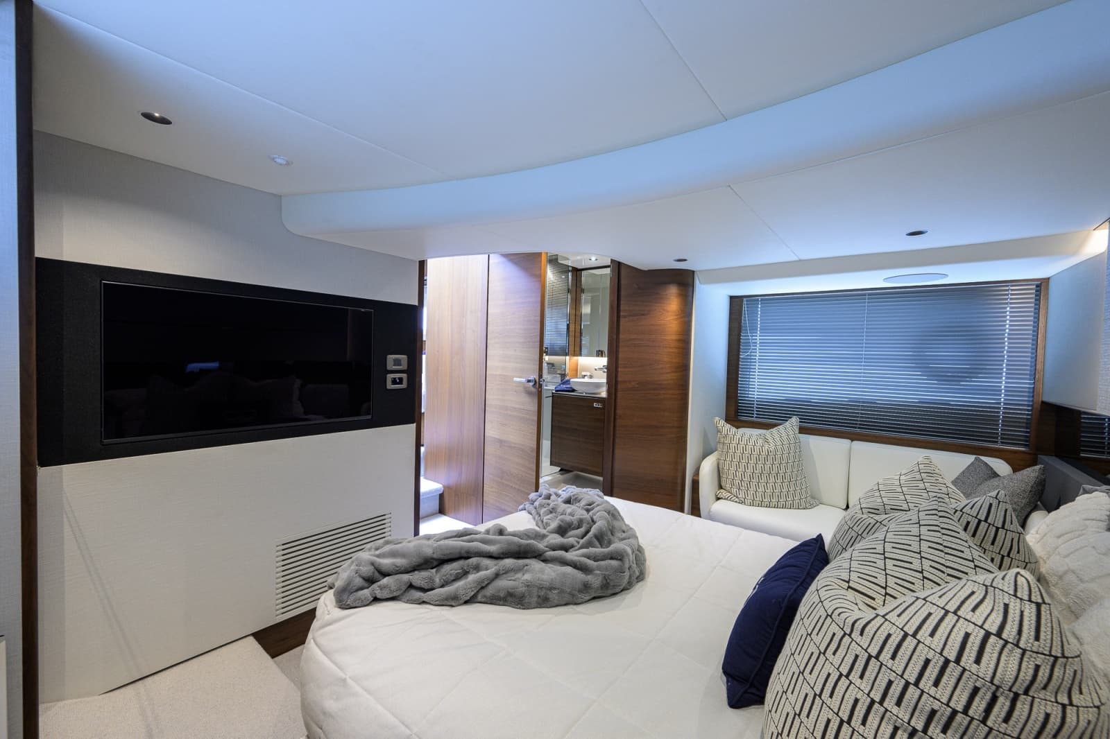 2024 Princess V50 - Photo 16