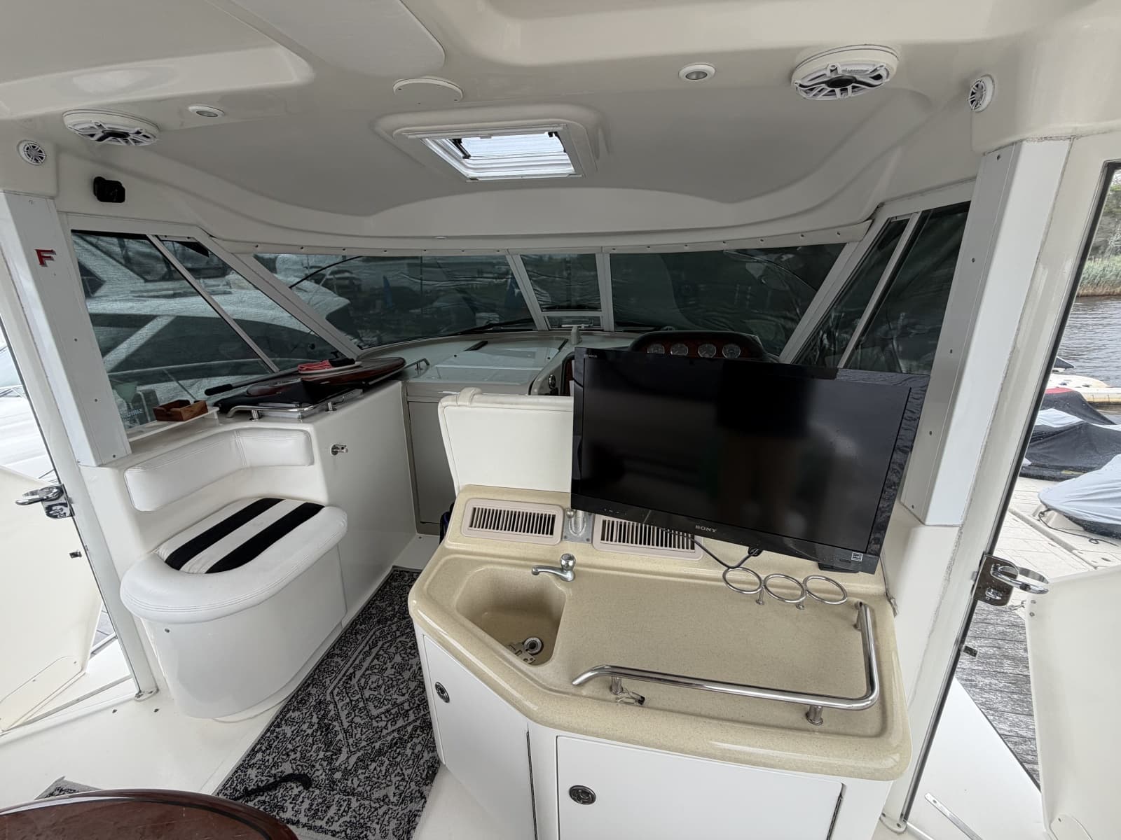 2005 Sea Ray 390 Motor Yacht - Photo 13