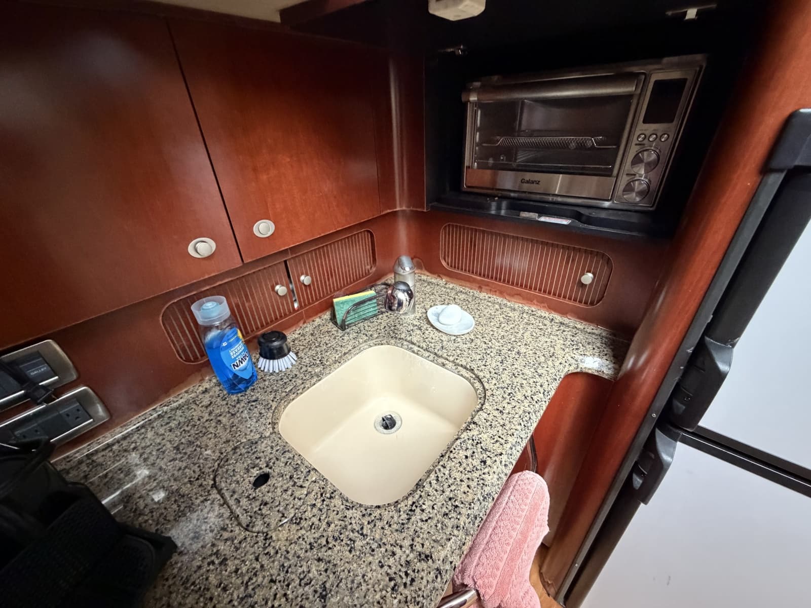 2005 Sea Ray 390 Motor Yacht - Photo 25