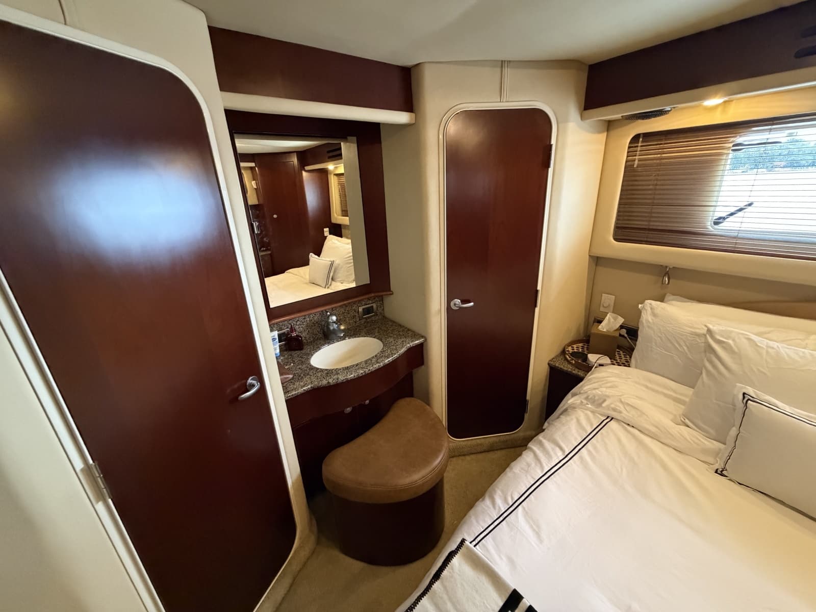 2005 Sea Ray 390 Motor Yacht - Photo 37