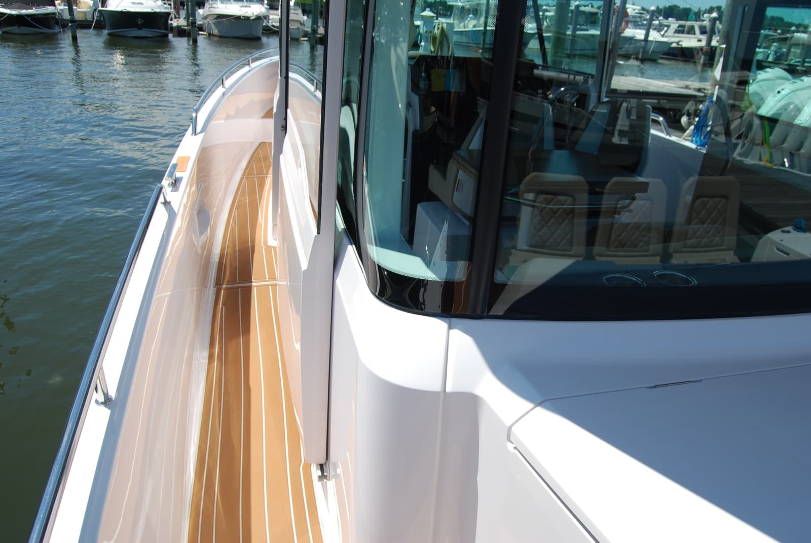 2022 Axopar 37 XC Cross Cabin - Photo 10