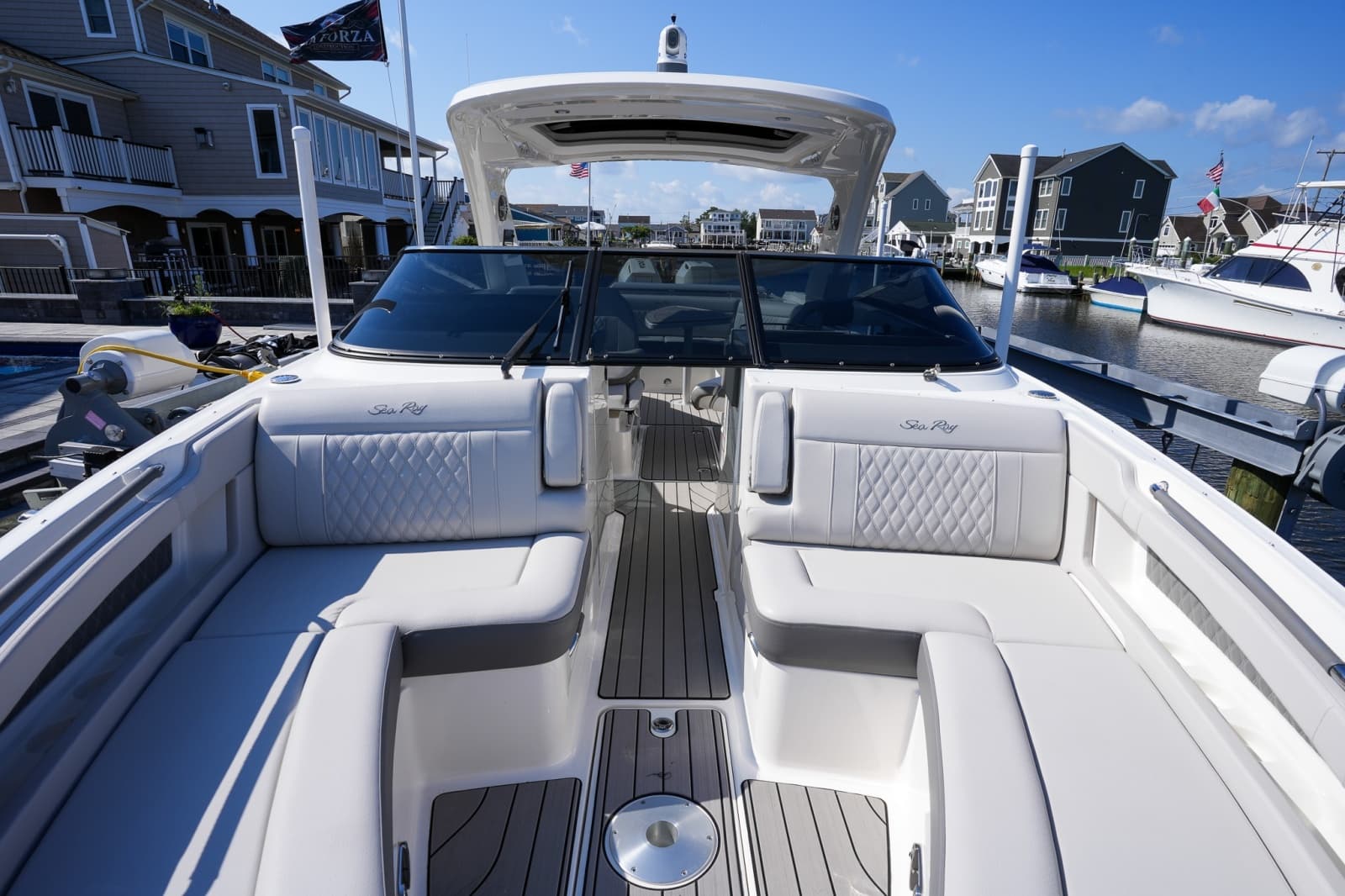 2024 Sea Ray SLX 310 Outboard - Photo 37