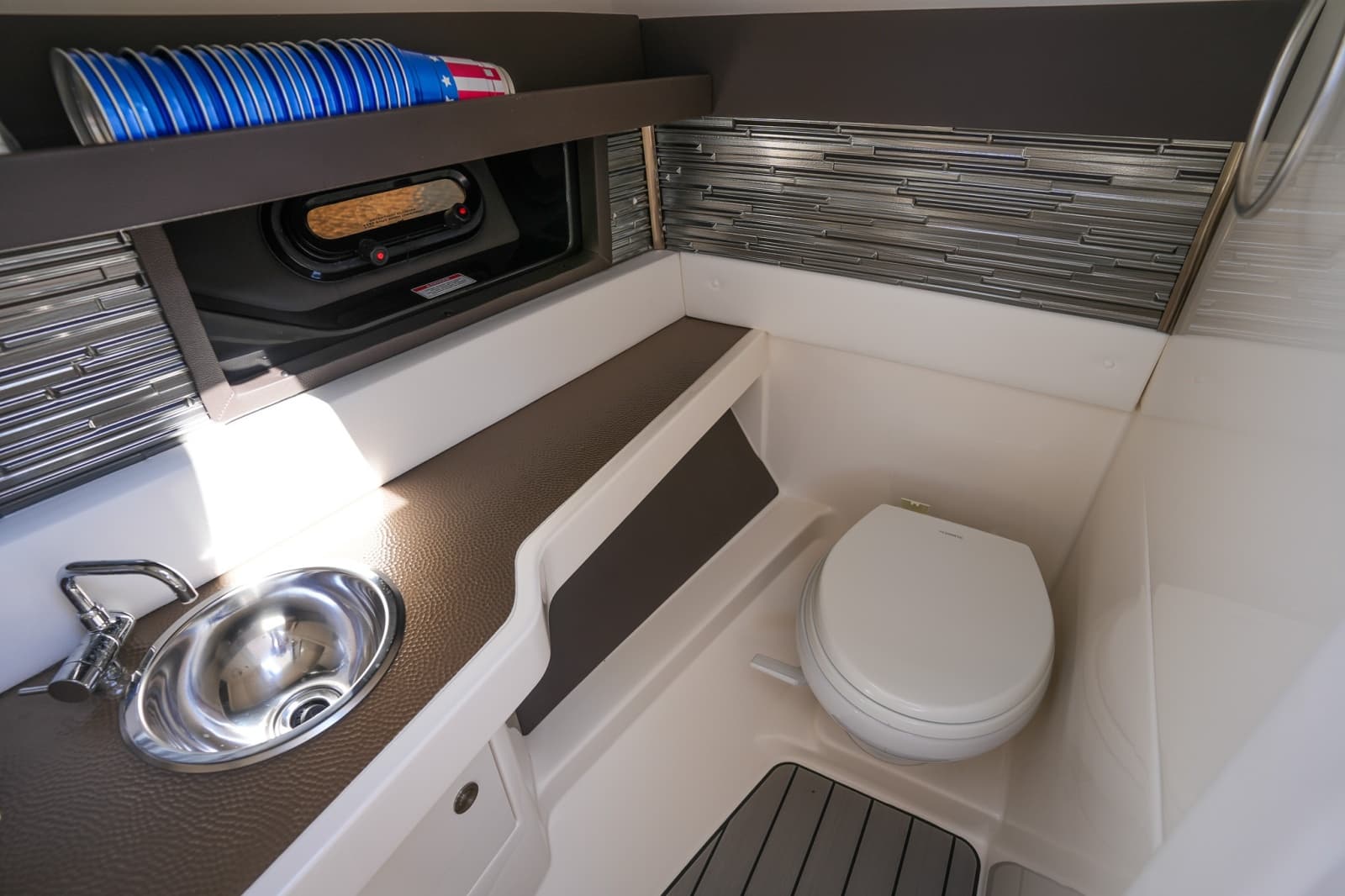 2024 Sea Ray SLX 310 Outboard - Photo 38