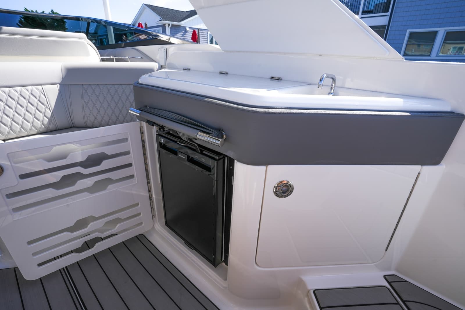 2024 Sea Ray SLX 310 Outboard - Photo 23