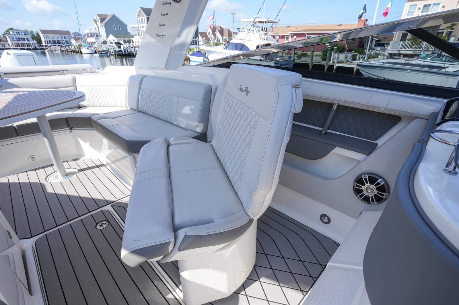 2024 Sea Ray SLX 310 Outboard - Photo 27