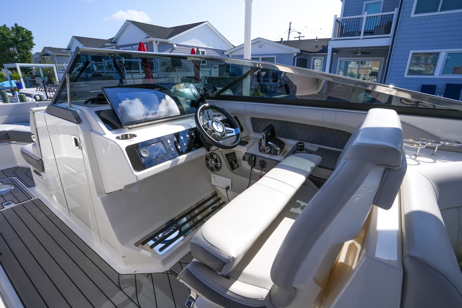 2024 Sea Ray SLX 310 Outboard - Photo 29