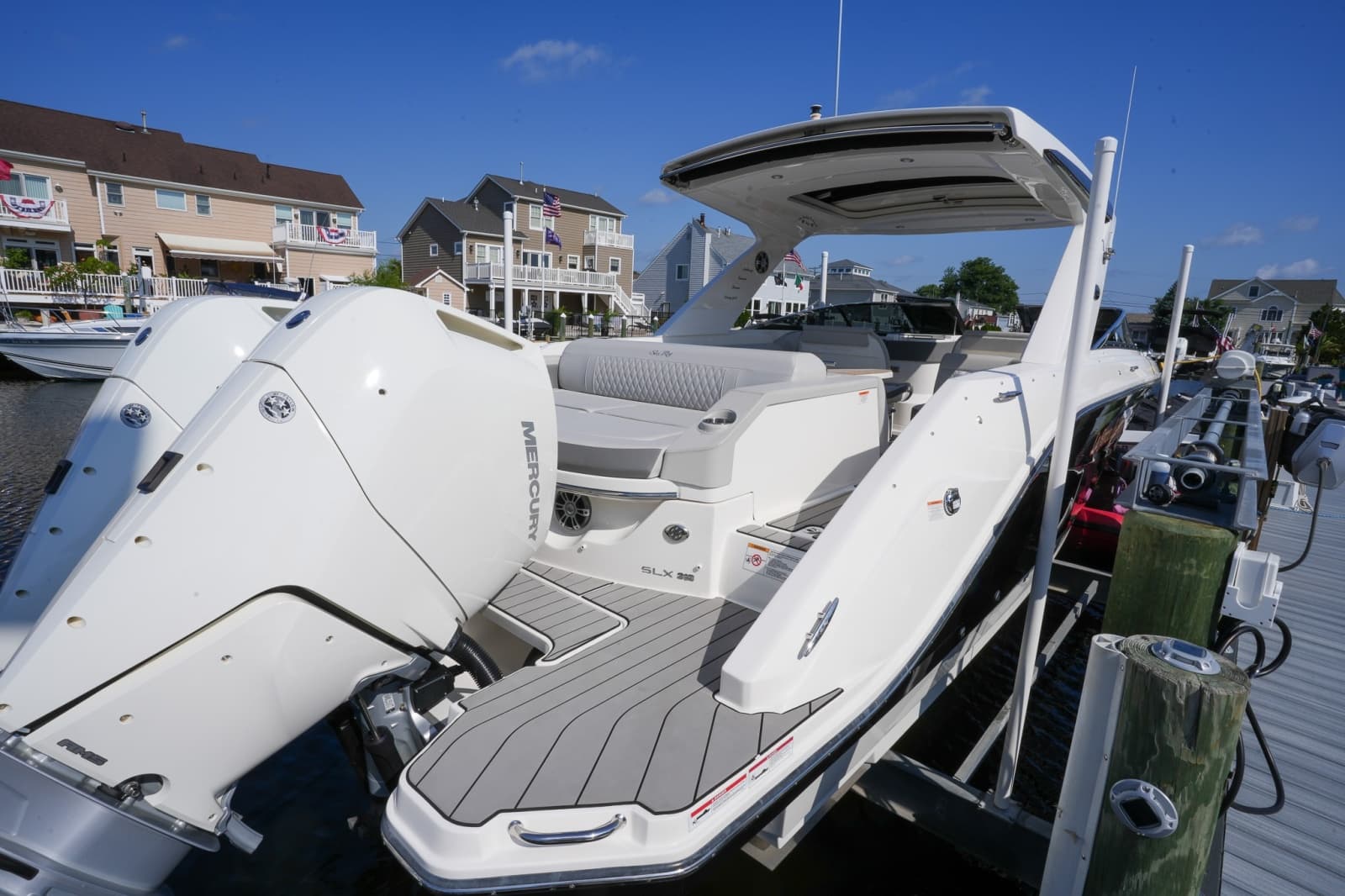 2024 Sea Ray SLX 310 Outboard - Photo 13