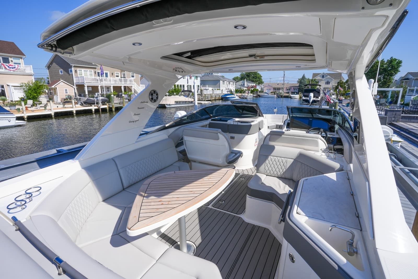 2024 Sea Ray SLX 310 Outboard - Photo 18