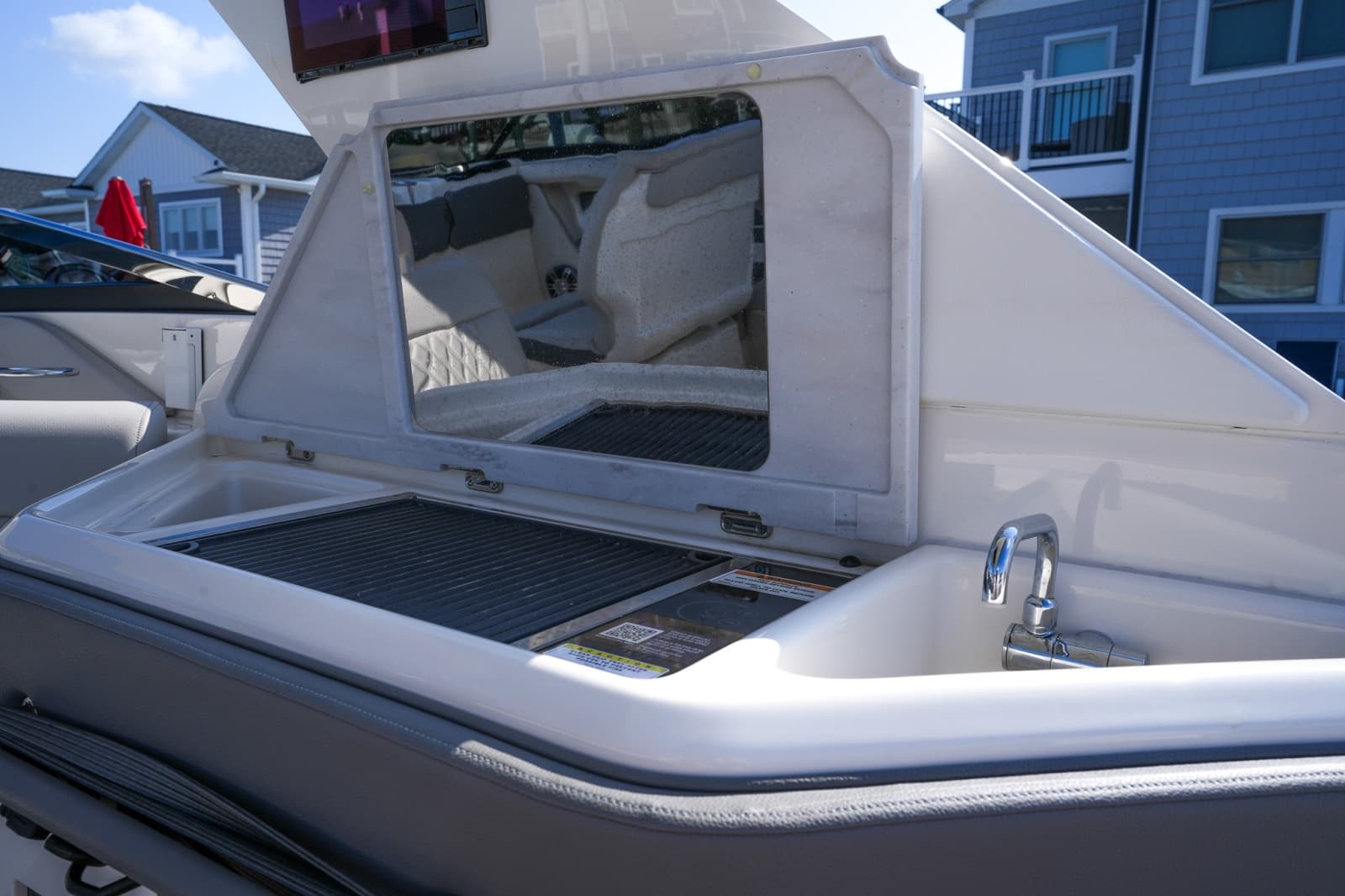 2024 Sea Ray SLX 310 Outboard - Photo 21