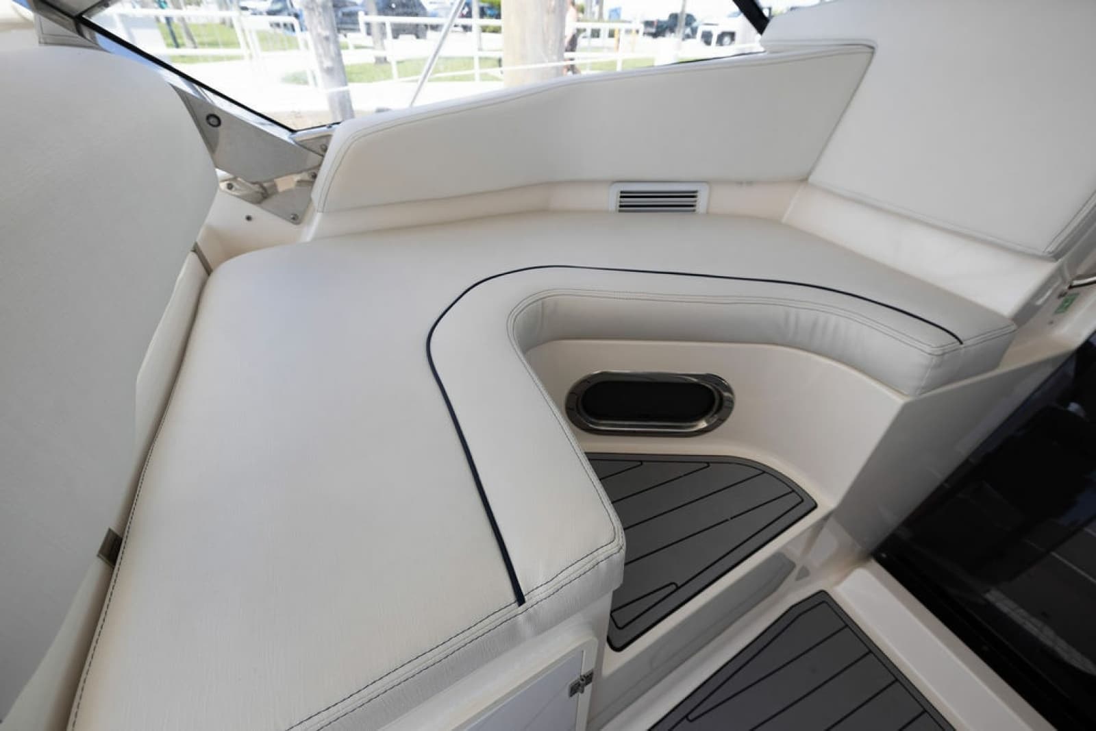 2014 Pursuit 365i Sport Coupe - Photo 4
