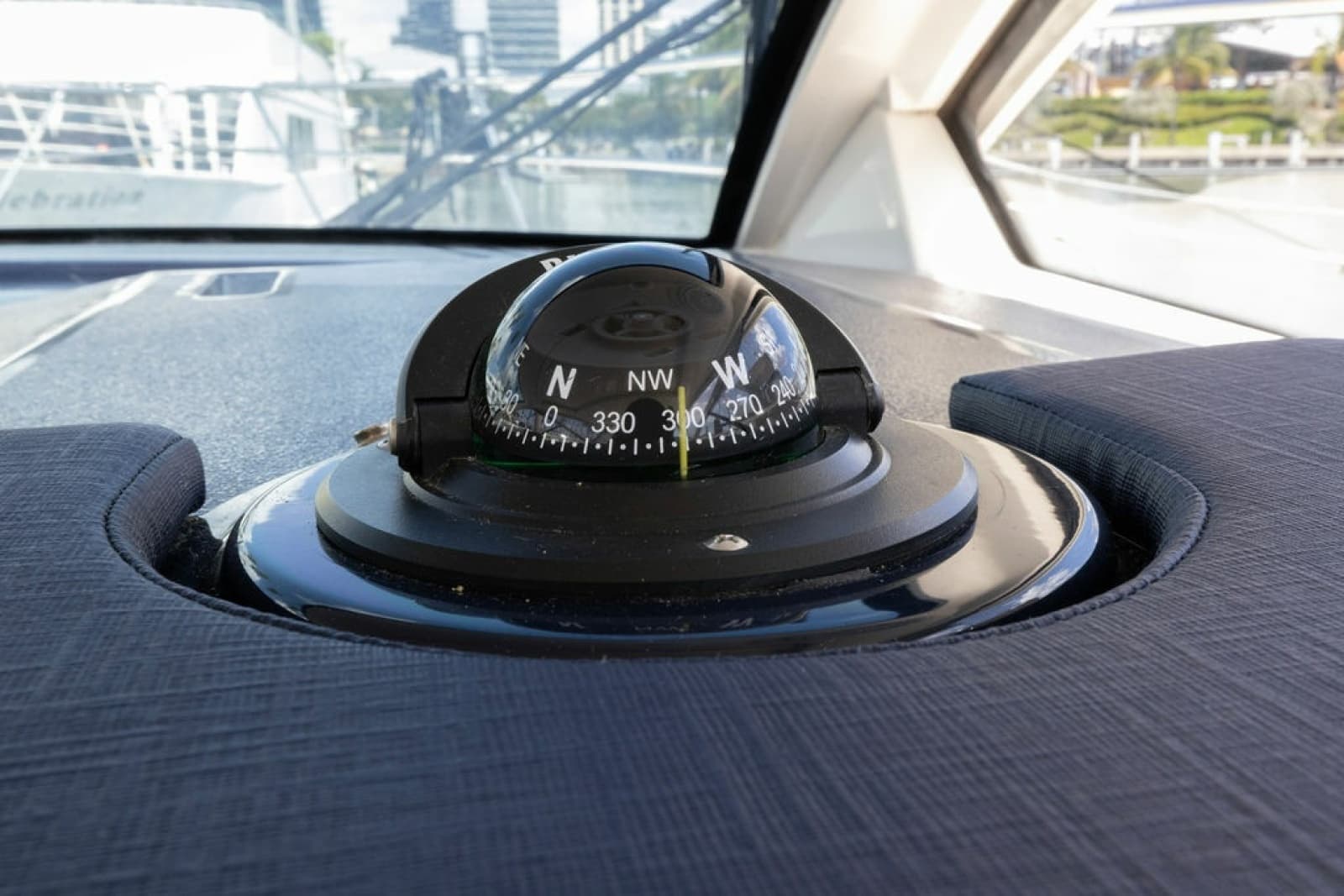 2014 Pursuit 365i Sport Coupe - Photo 7