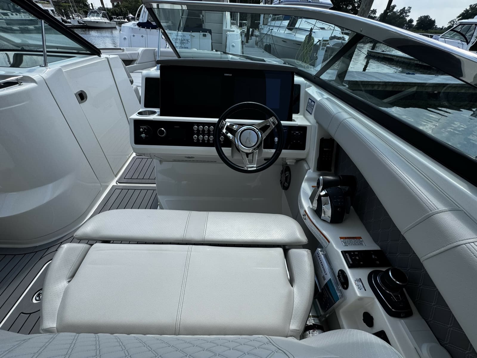 2021 Sea Ray 350 SLX - Photo 17