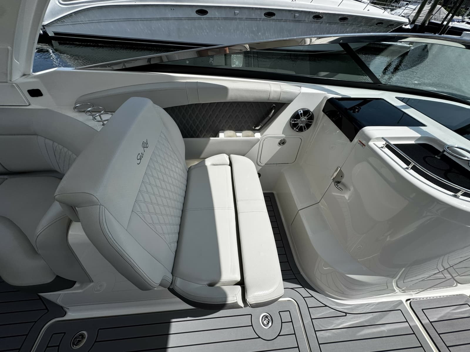 2021 Sea Ray 350 SLX - Photo 15