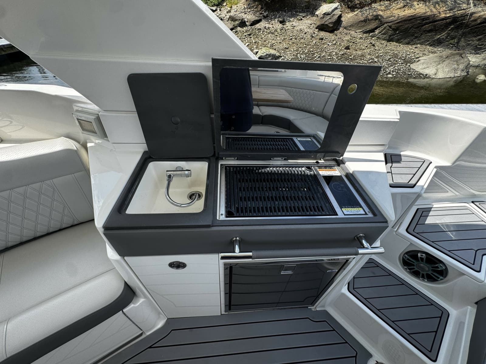 2021 Sea Ray 350 SLX - Photo 11
