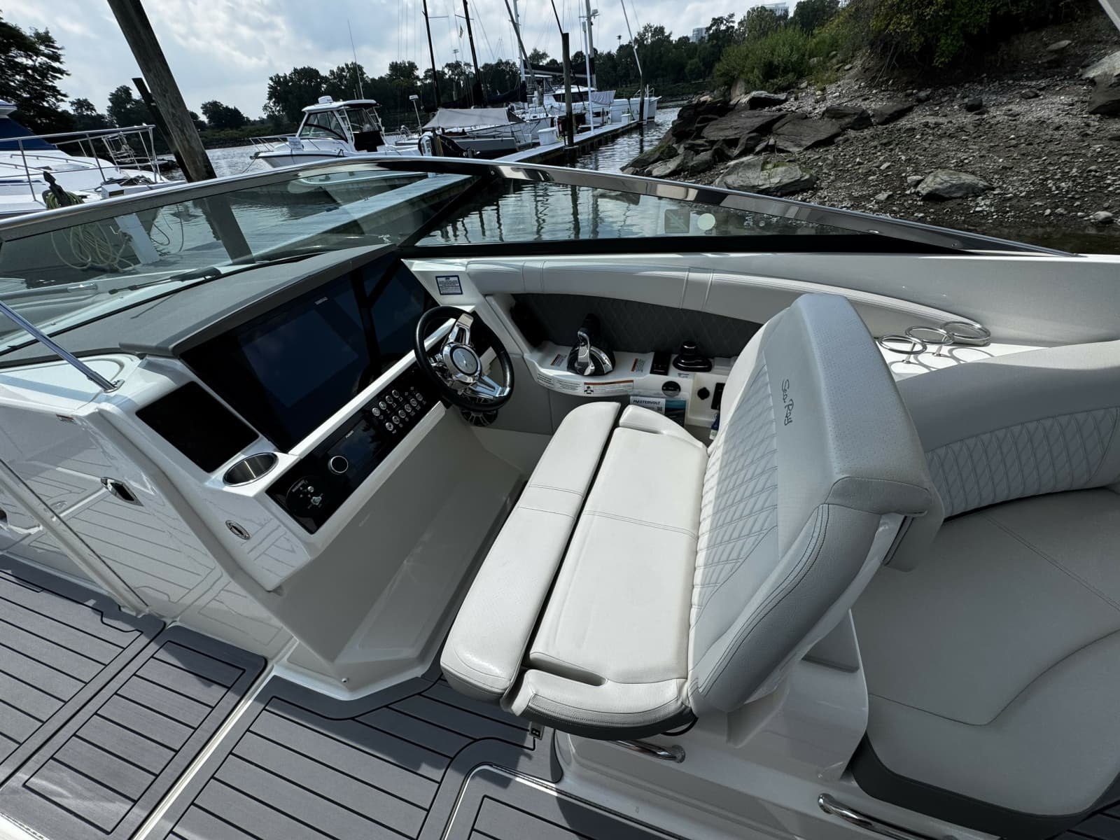 2021 Sea Ray 350 SLX - Photo 16